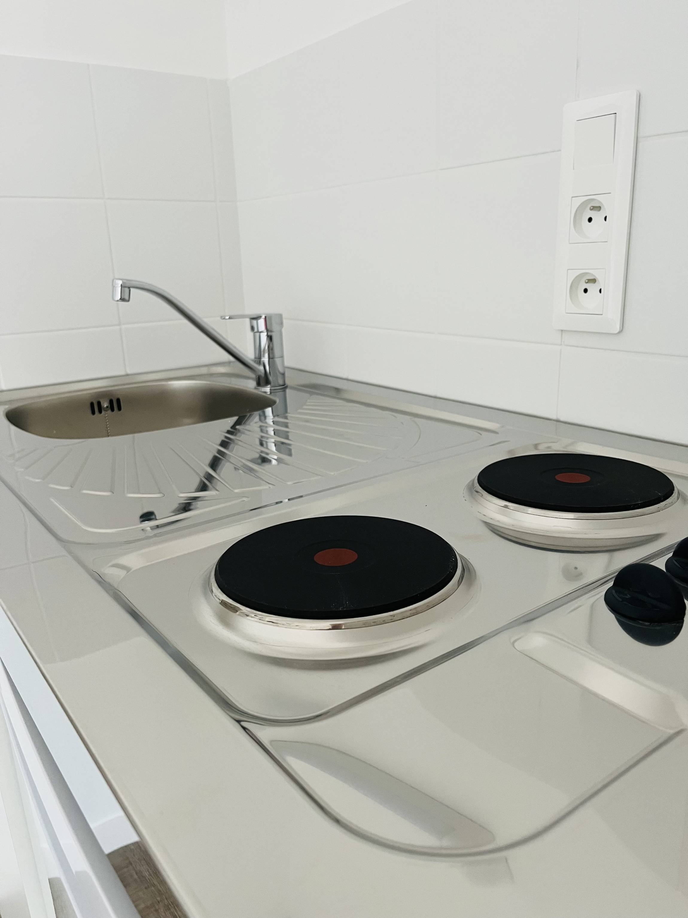 T1biskitchennette03-min