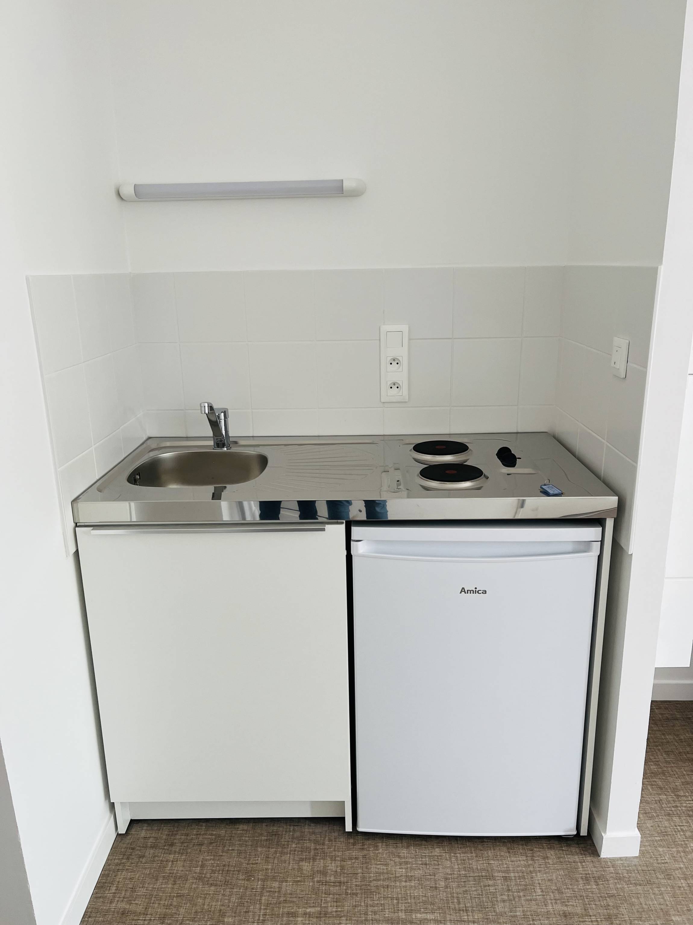 T1biskitchennette023-min